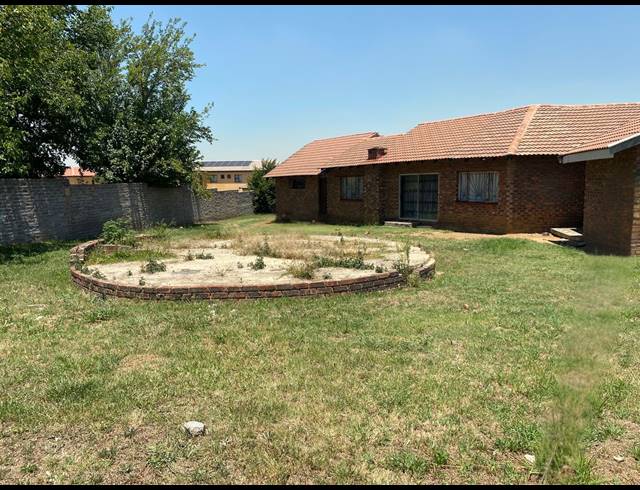 8 BEDROOM HOUSE FOR SALE IN BEDWORTH PARK